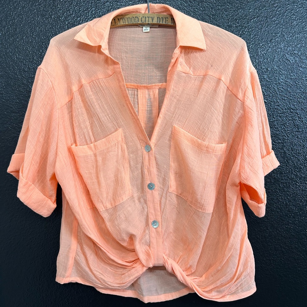 Lily Star Peach Short-Sleeve Button-Front Shirt with Front Knot